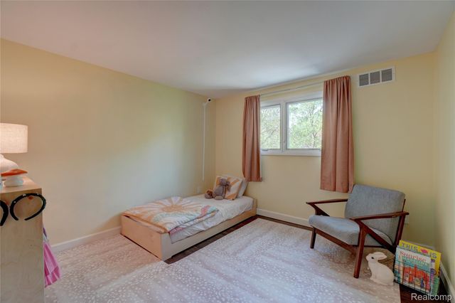 19341 Devonshire Street, Beverly Hills Village, MI 48025