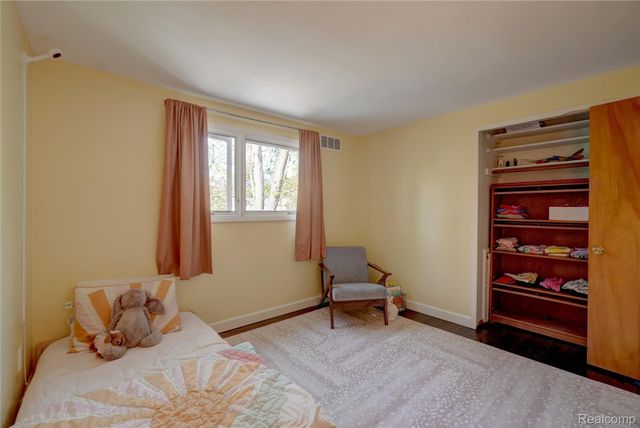 19341 Devonshire Street, Beverly Hills Village, MI 48025