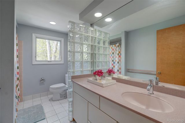 19341 Devonshire Street, Beverly Hills Village, MI 48025