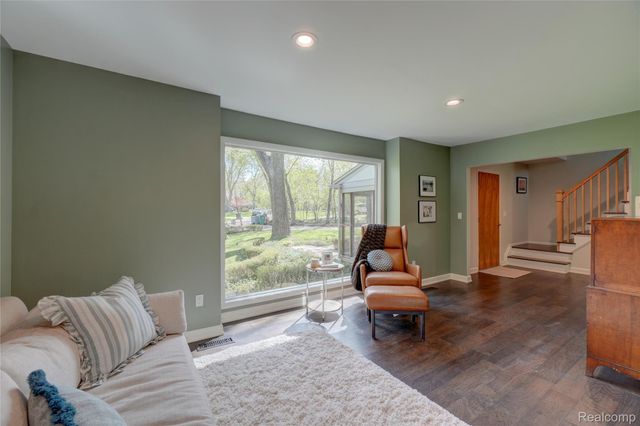 19341 Devonshire Street, Beverly Hills Village, MI 48025