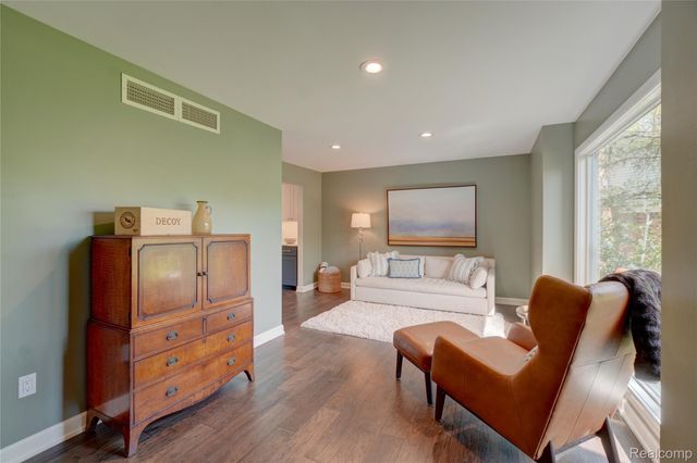 19341 Devonshire Street, Beverly Hills Village, MI 48025