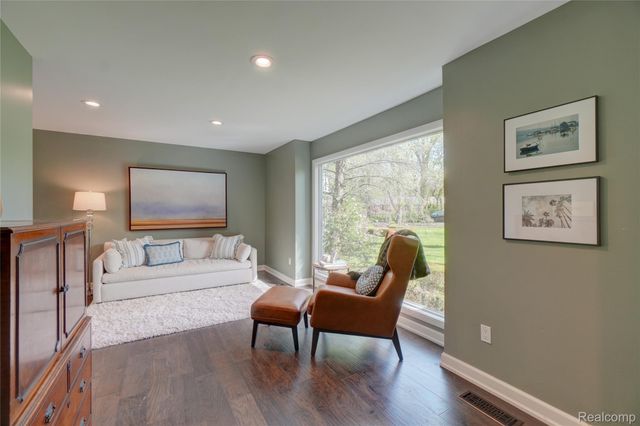 19341 Devonshire Street, Beverly Hills Village, MI 48025