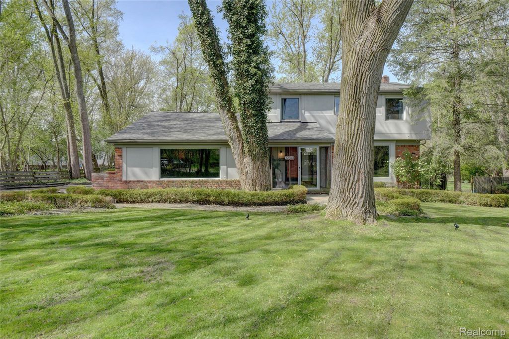 19341 Devonshire Street, Beverly Hills Village, MI 48025