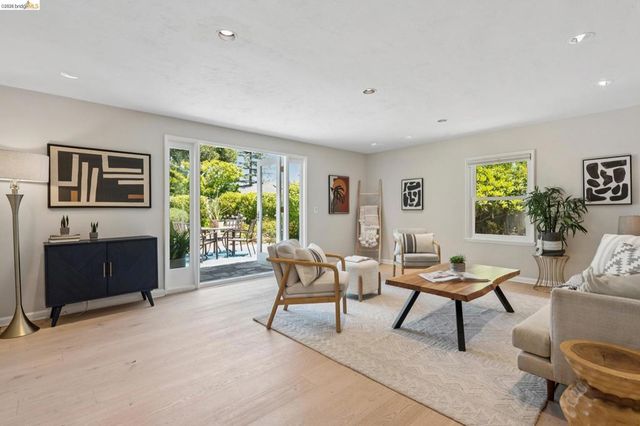 5430 Proctor Ave, Oakland, CA 94618