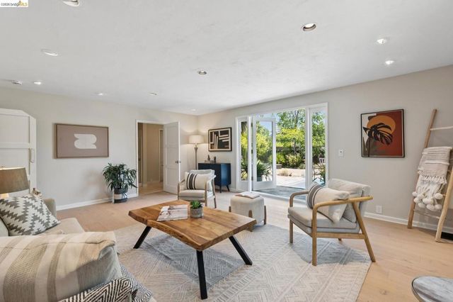 5430 Proctor Ave, Oakland, CA 94618