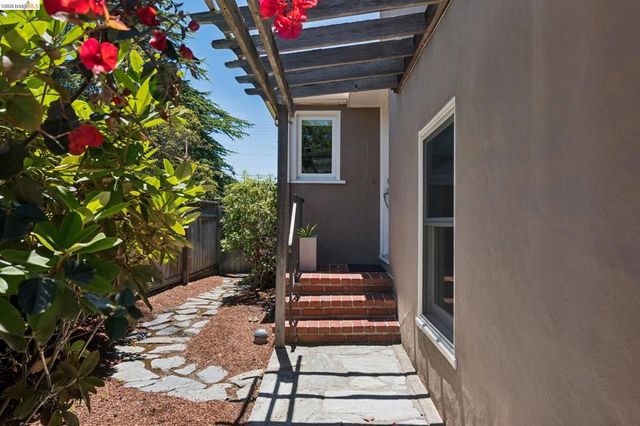 5430 Proctor Ave, Oakland, CA 94618
