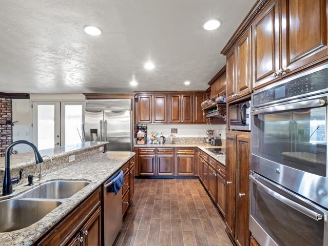 16998 Rio Plaza Road, Madera, CA 93636