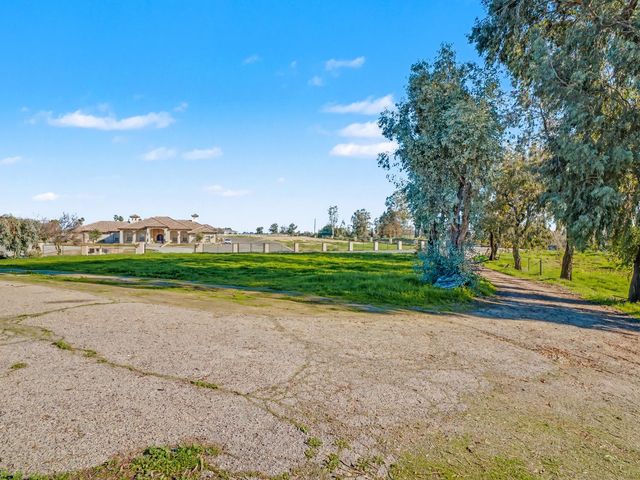 16998 Rio Plaza Road, Madera, CA 93636