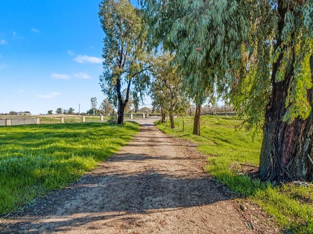 16998 Rio Plaza Road, Madera, CA 93636
