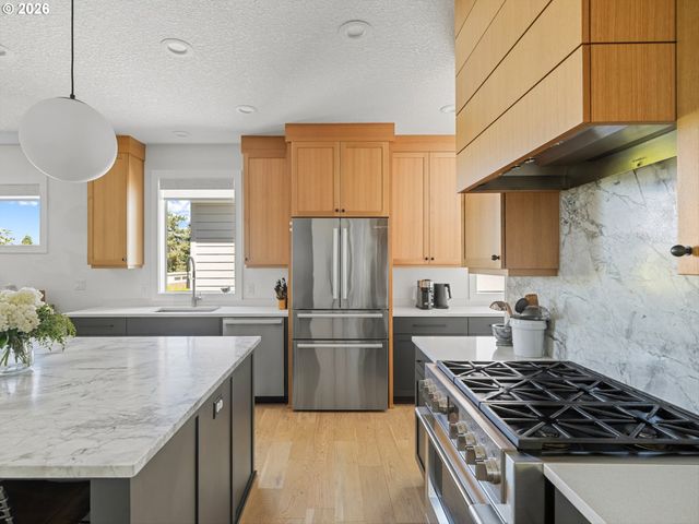 1547 PINE St, Lake Oswego, OR 97034