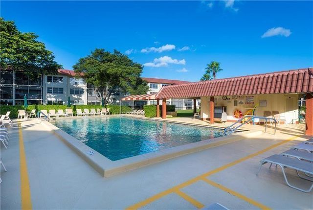 9800 N Hollybrook Lake Drive 202, Pembroke Pines, FL 33025