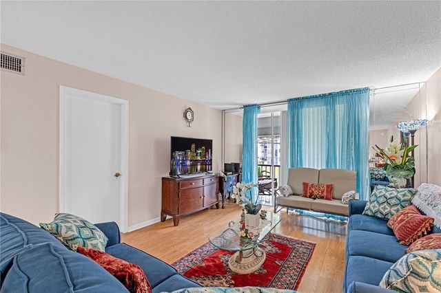 9800 N Hollybrook Lake Drive 202, Pembroke Pines, FL 33025