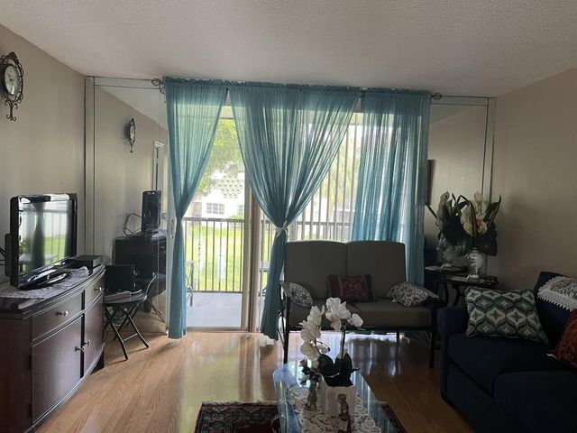 9800 N Hollybrook Lake Drive 202, Pembroke Pines, FL 33025