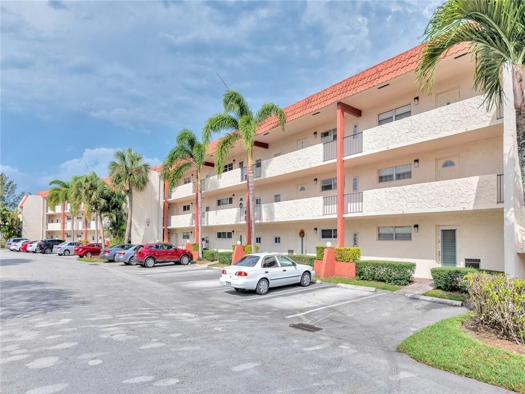 9800 N Hollybrook Lake Drive 202, Pembroke Pines, FL 33025