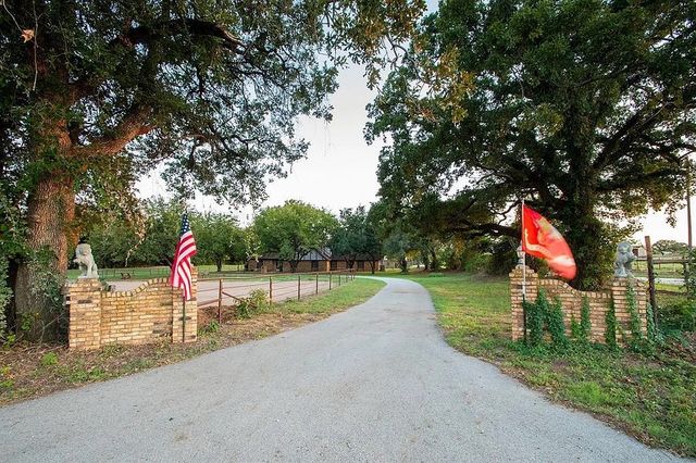 171 County Road 1160, Decatur, TX 76234
