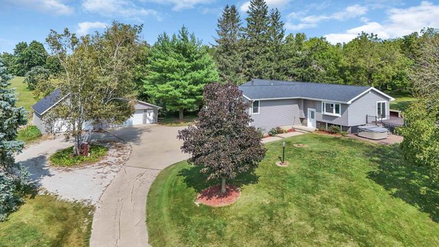 2713 61st Street Lane, Vinton, IA 52349