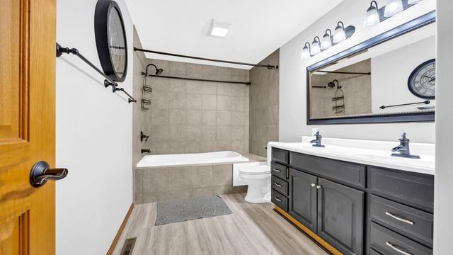 2713 61st Street Lane, Vinton, IA 52349