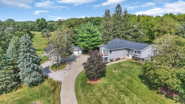 2713 61st Street Lane, Vinton, IA 52349