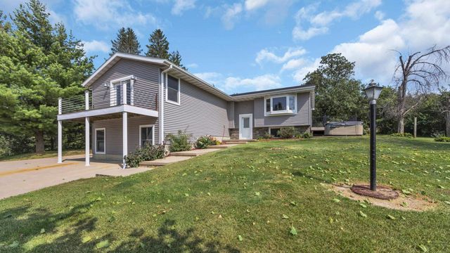 2713 61st Street Lane, Vinton, IA 52349