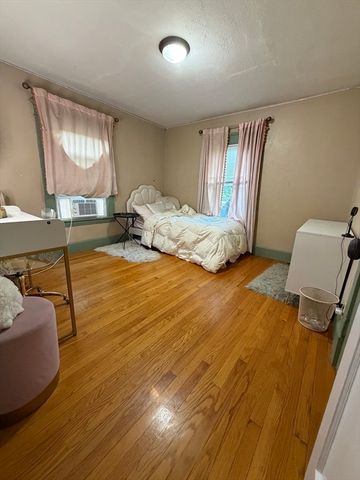 14 Castle St, Springfield, MA 01118