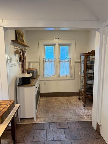 14 Castle St, Springfield, MA 01118