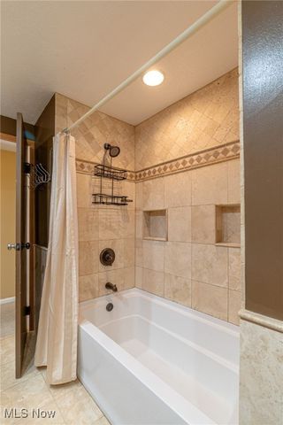 6650 Parkgate Oval, Seven Hills, OH 44131