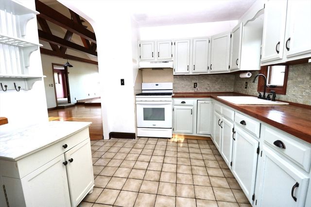 49 Lake View Rd, Weymouth, MA 02189