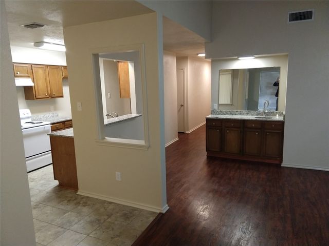 1929 Lost Creek Drive, Arlington, TX 76006