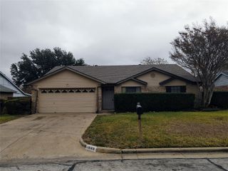 1929 Lost Creek Drive, Arlington, TX 76006