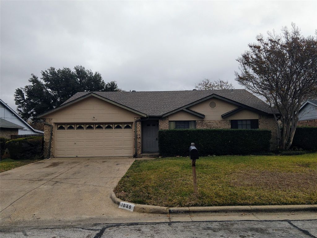 1929 Lost Creek Drive, Arlington, TX 76006