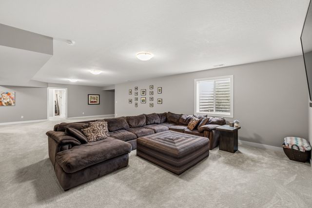 6084 Gladbury Court, Pleasant Hill, IA 50327