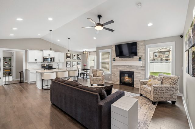 6084 Gladbury Court, Pleasant Hill, IA 50327