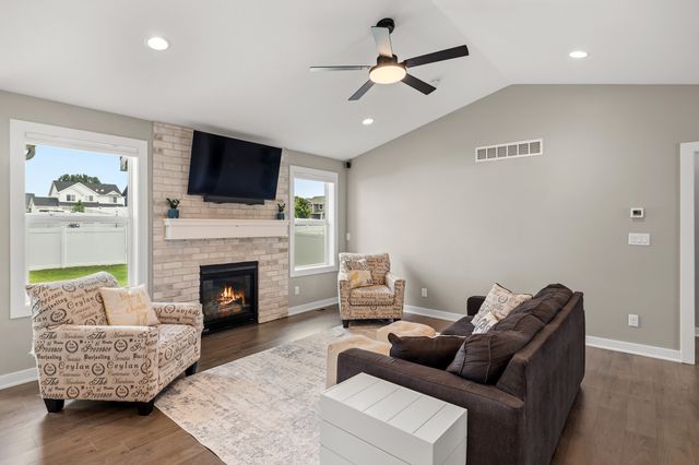 6084 Gladbury Court, Pleasant Hill, IA 50327