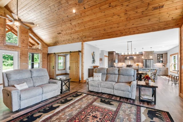 1055 Hunters Landing Ln, Smithville, TN 37166