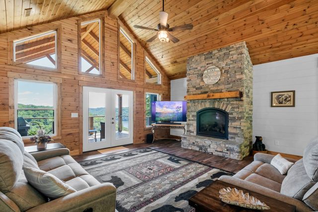 1055 Hunters Landing Ln, Smithville, TN 37166