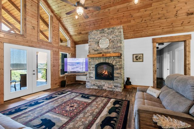 1055 Hunters Landing Ln, Smithville, TN 37166