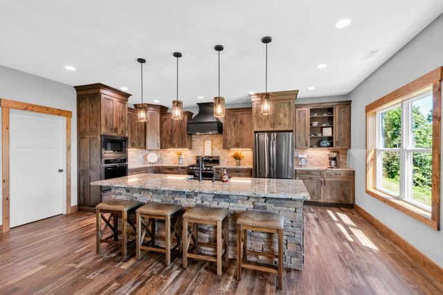 1055 Hunters Landing Ln, Smithville, TN 37166