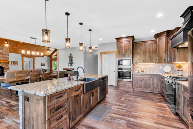 1055 Hunters Landing Ln, Smithville, TN 37166