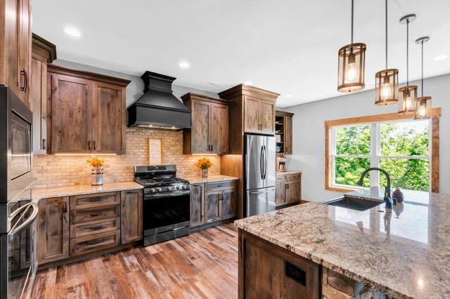 1055 Hunters Landing Ln, Smithville, TN 37166