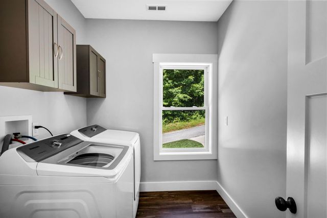 1055 Hunters Landing Ln, Smithville, TN 37166