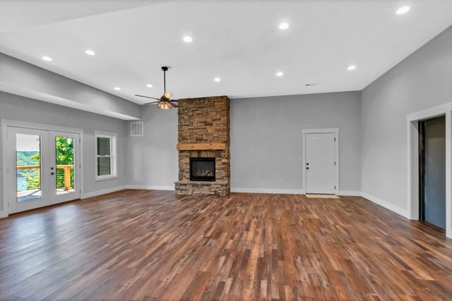 1055 Hunters Landing Ln, Smithville, TN 37166