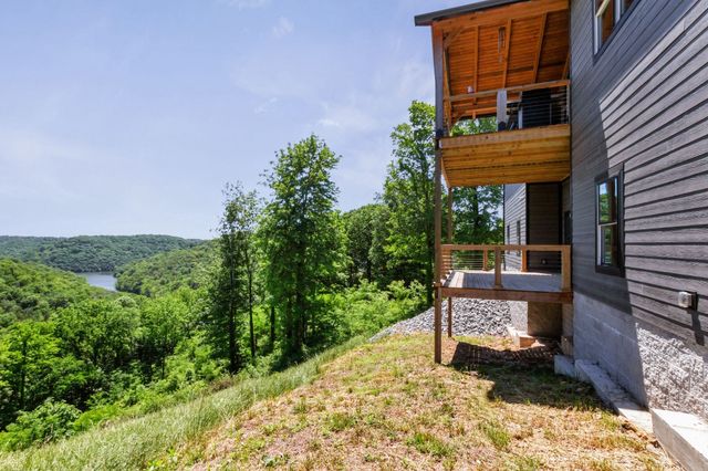 1055 Hunters Landing Ln, Smithville, TN 37166