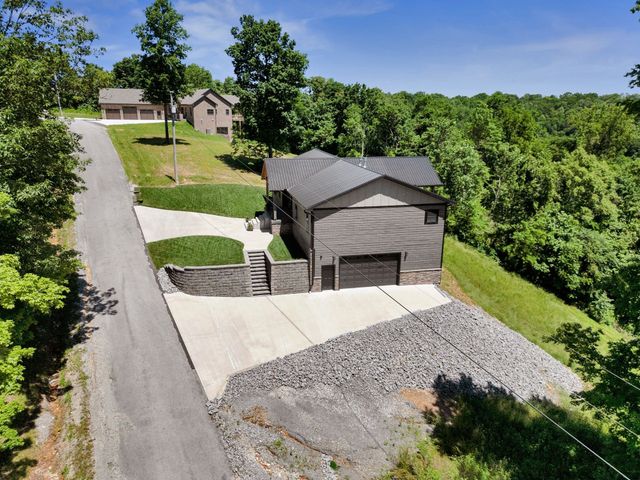 1055 Hunters Landing Ln, Smithville, TN 37166