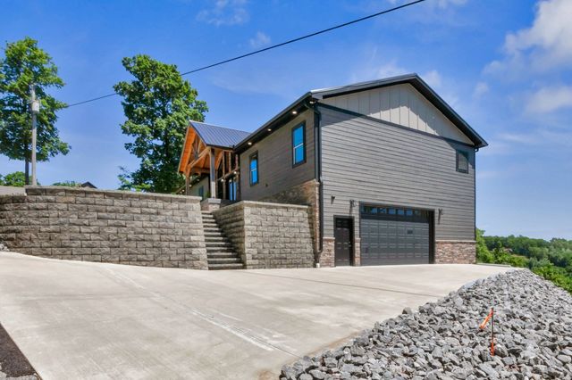1055 Hunters Landing Ln, Smithville, TN 37166