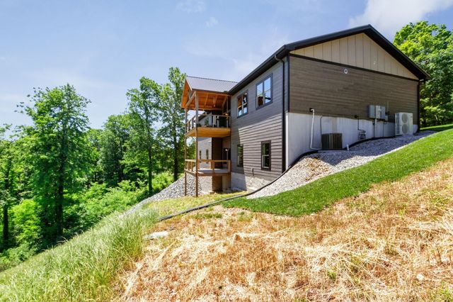 1055 Hunters Landing Ln, Smithville, TN 37166