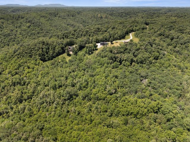 1055 Hunters Landing Ln, Smithville, TN 37166