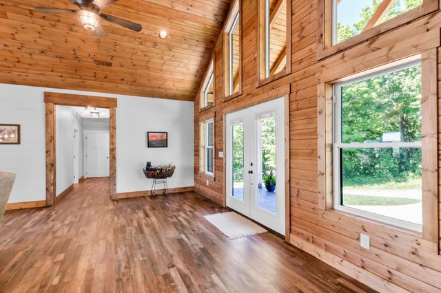 1055 Hunters Landing Ln, Smithville, TN 37166