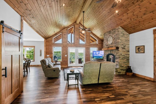 1055 Hunters Landing Ln, Smithville, TN 37166