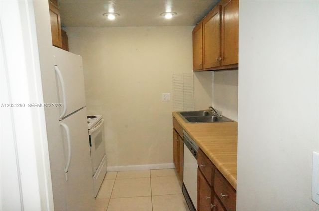 3650 Inverrary Drive 1M, Lauderhill, FL 33319