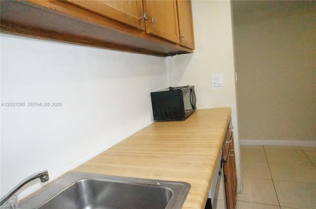 3650 Inverrary Drive 1M, Lauderhill, FL 33319